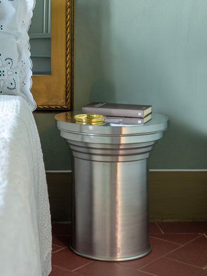 tavolino di design forma a capitello in alluminio satinato design contemporaneo