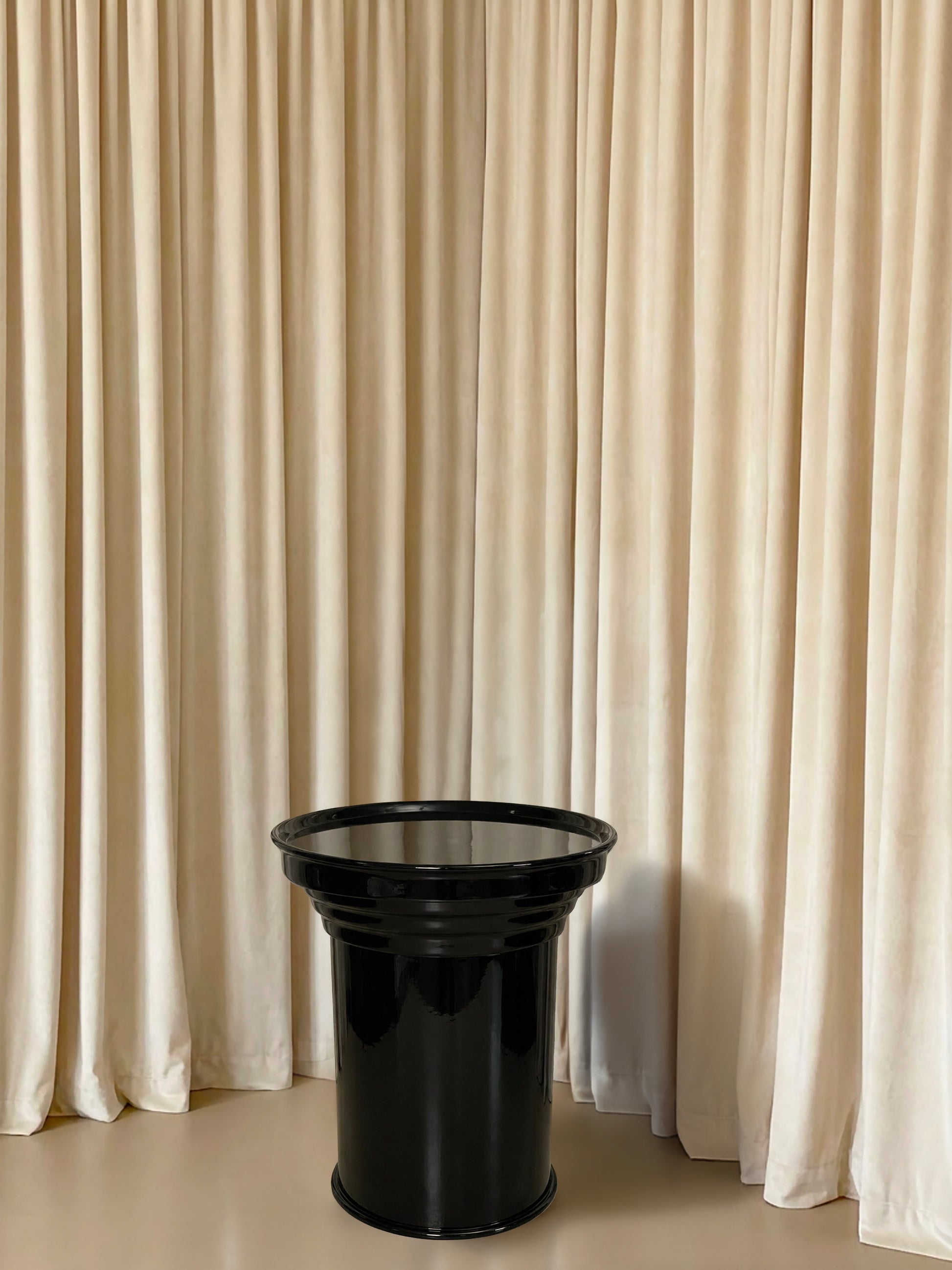 coffee table di design in metallo nero lucido