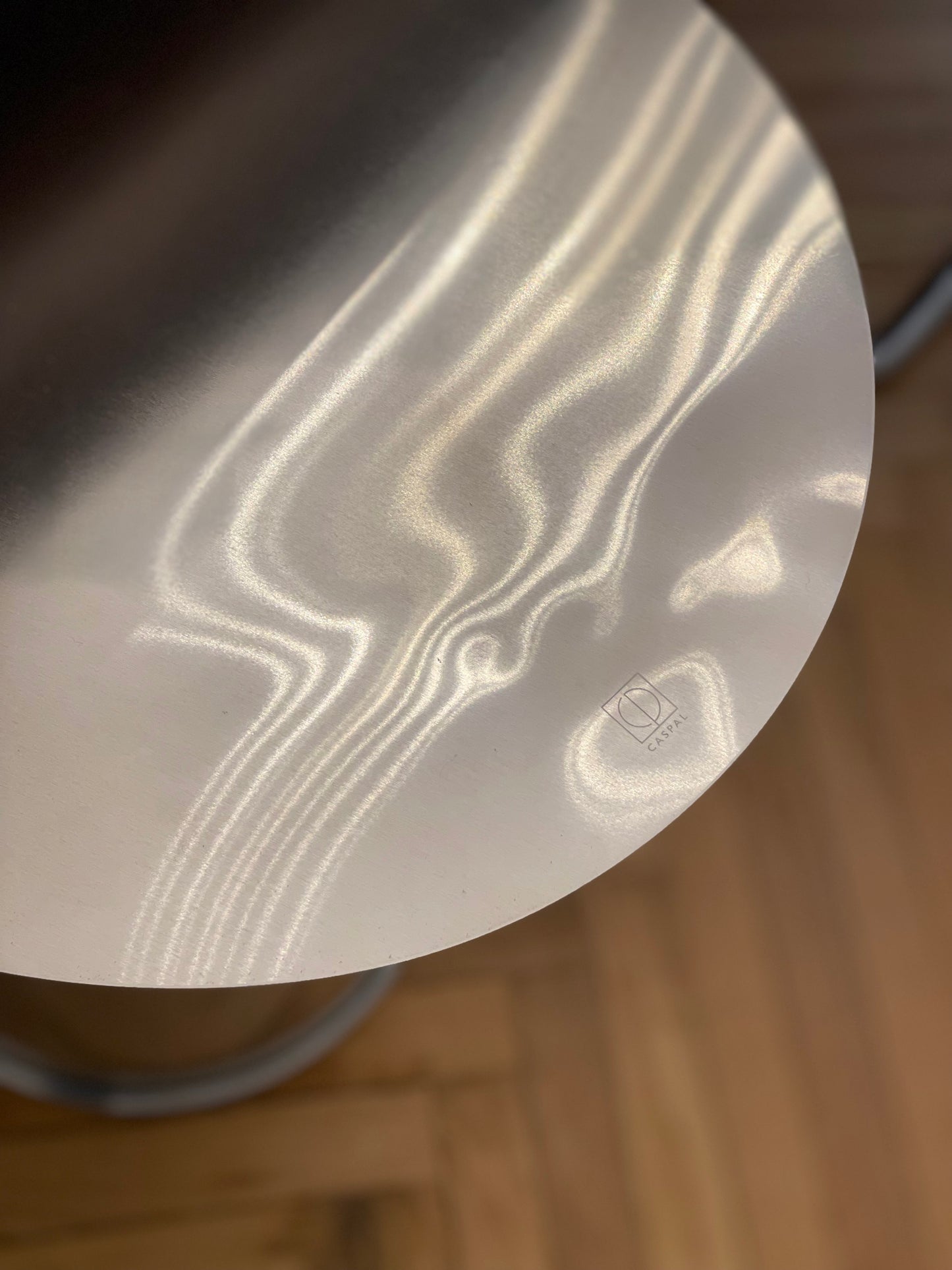 Coffee table capitello effetto specchio, tavolino di design con superfici lucide e stile architettonico