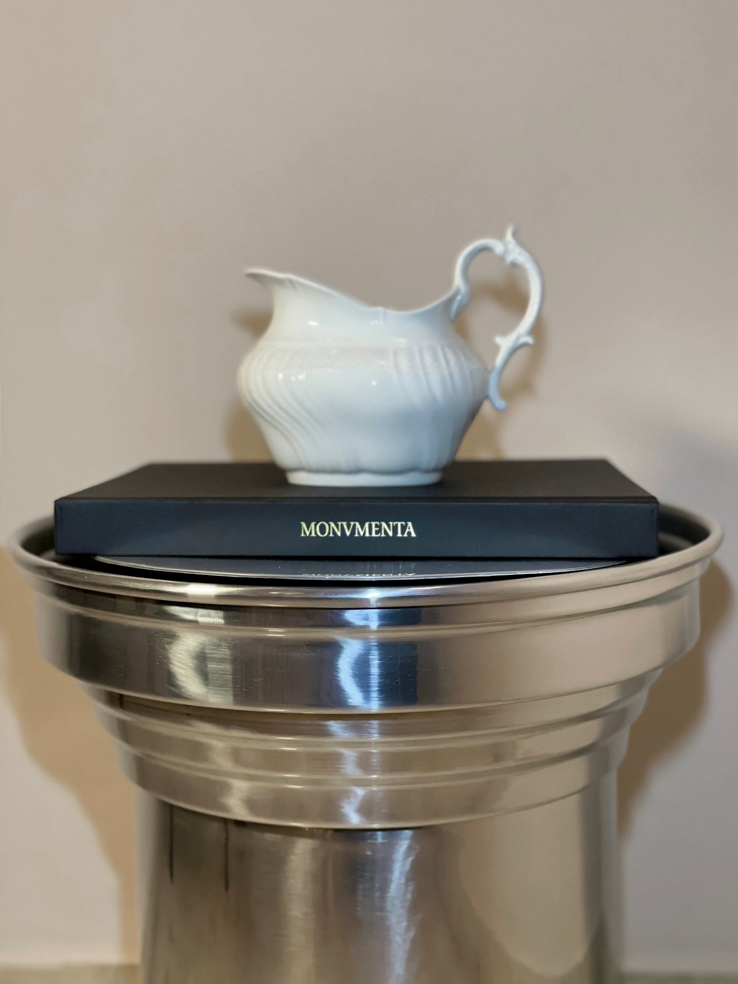 Coffee table capitello finitura mirror lucido, tavolino scultoreo di design dal forte impatto visivo.