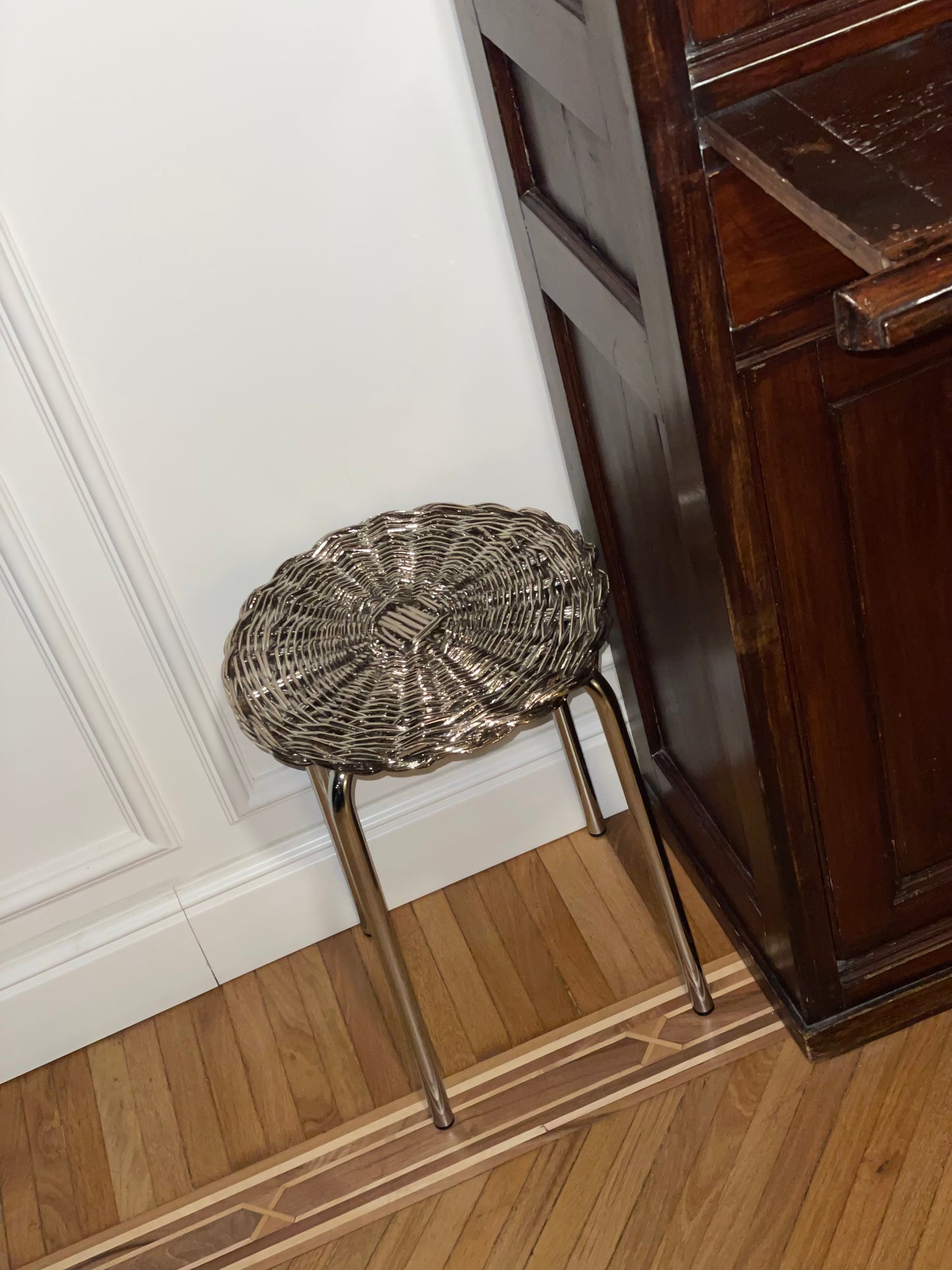 sgabello con seduta in salice intrecciato a mano placcato argento caspal