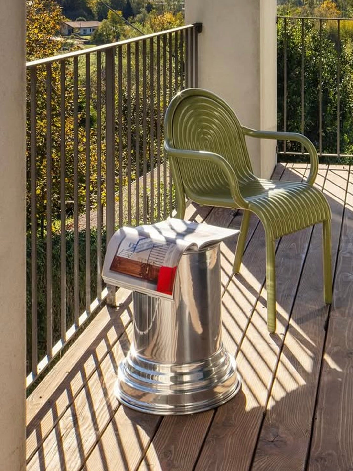 Side table in alluminio specchio dal design minimale e contemporaneo - sgabello design alluminio