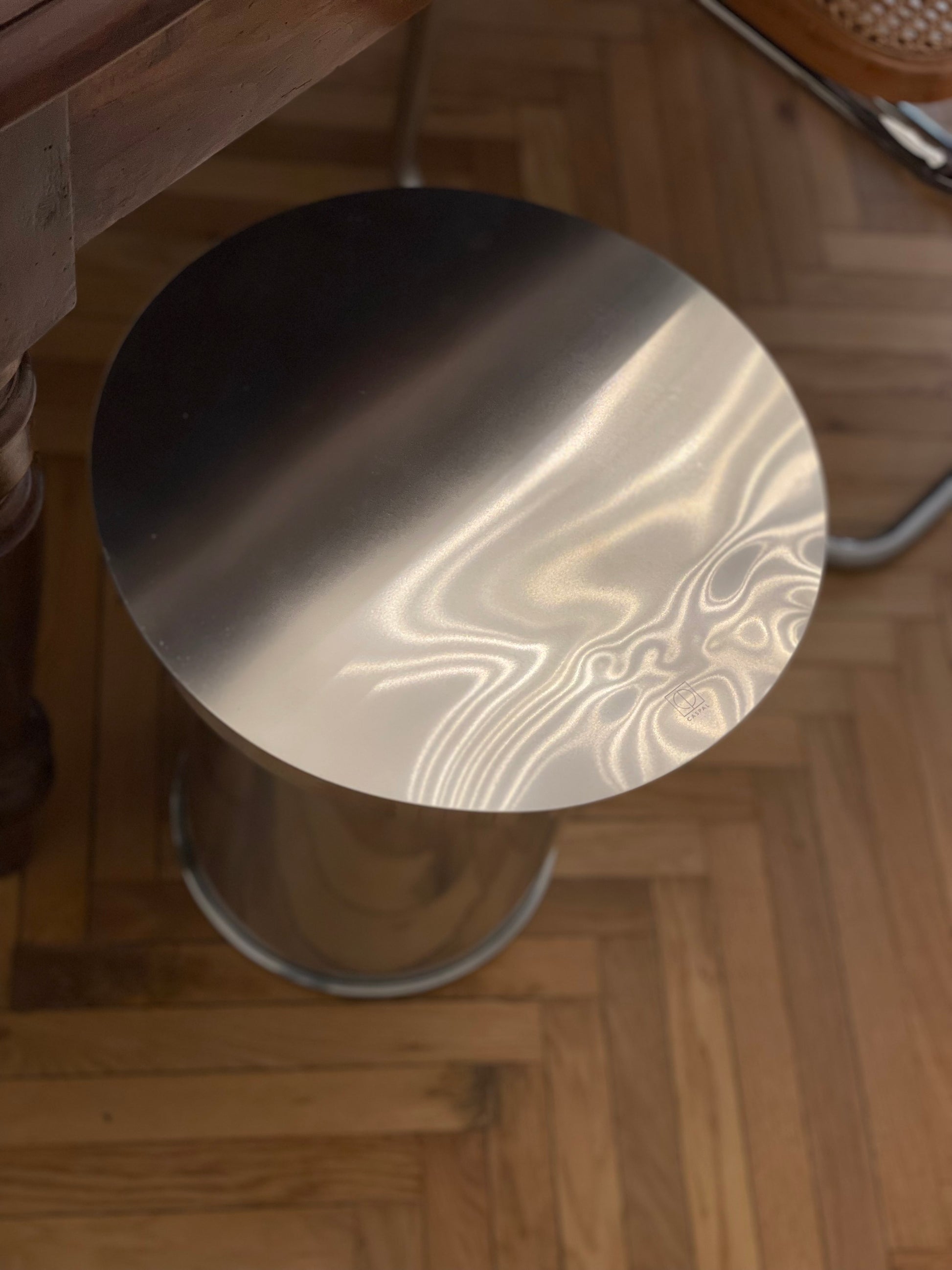 Side table capitello effetto specchio lucido, coffee table di design con estetica scultorea